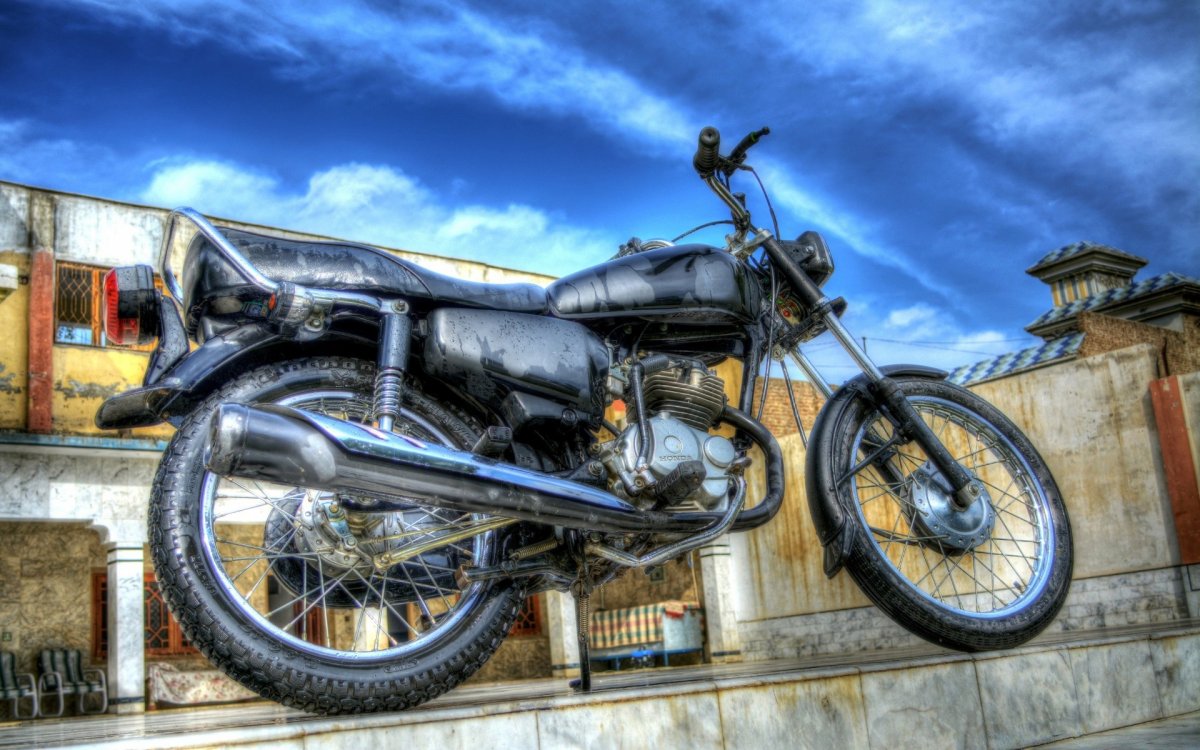 Мотоцикл и пальмы