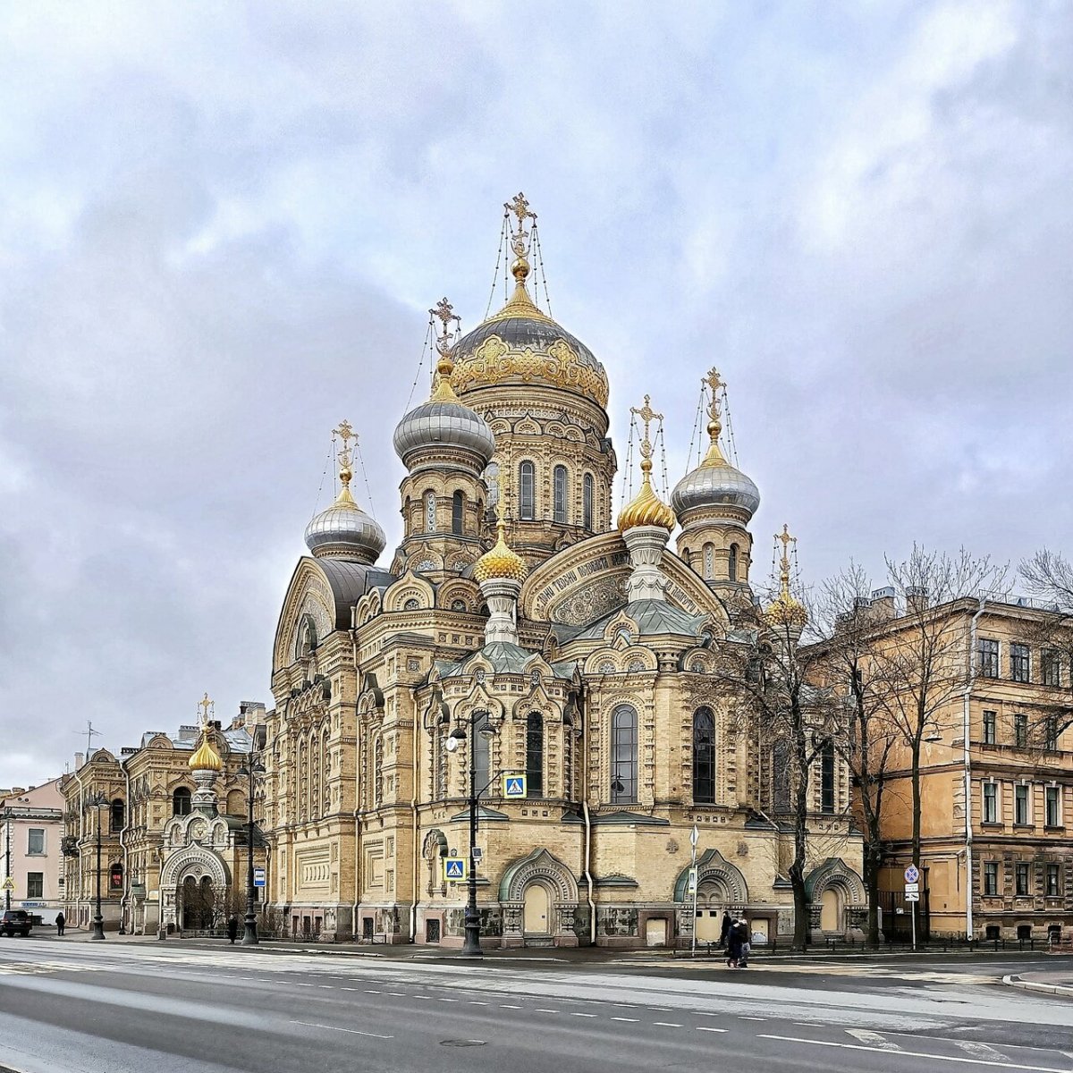Храм на набережной лейтенанта Шмидта в Санкт-Петербурге