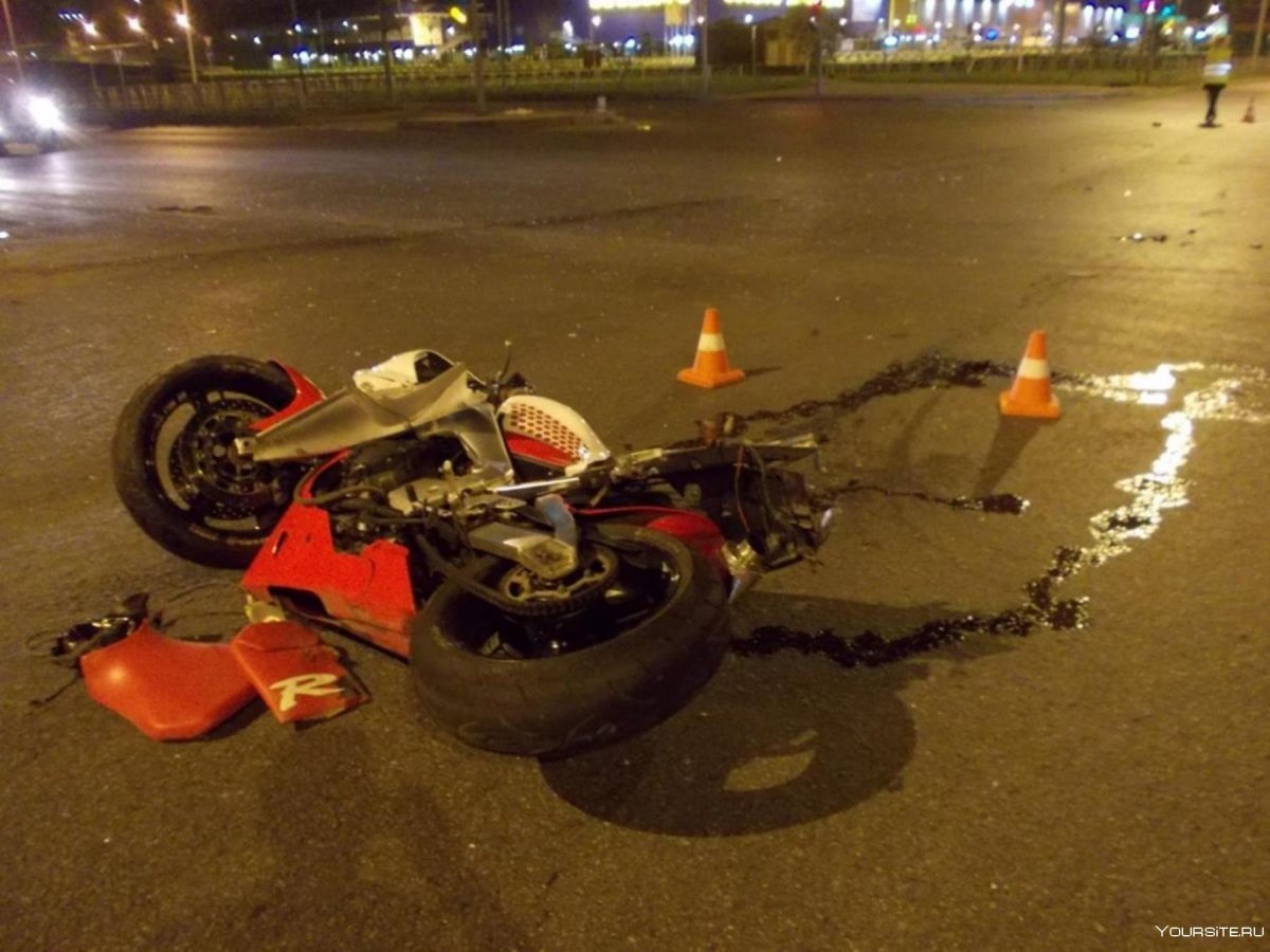 Разбитый мотоцикл Ямаха р1