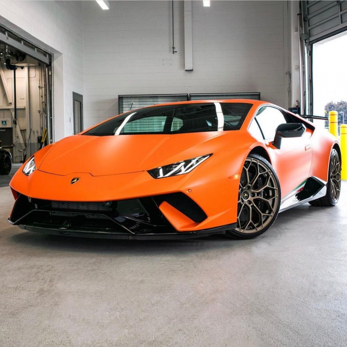 Lamborghini Huracan оранжевая