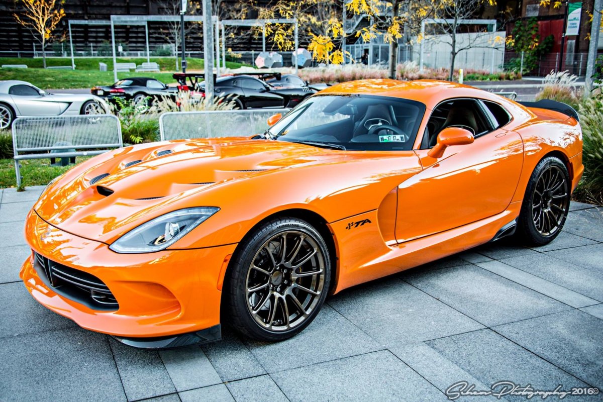 Dodge Viper оранжевая