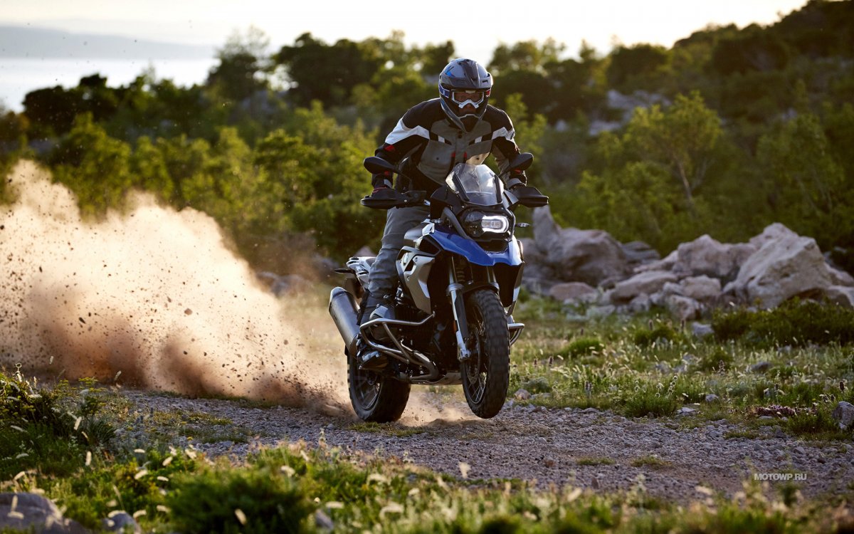 Мотоцикл BMW r1200gs в грязи