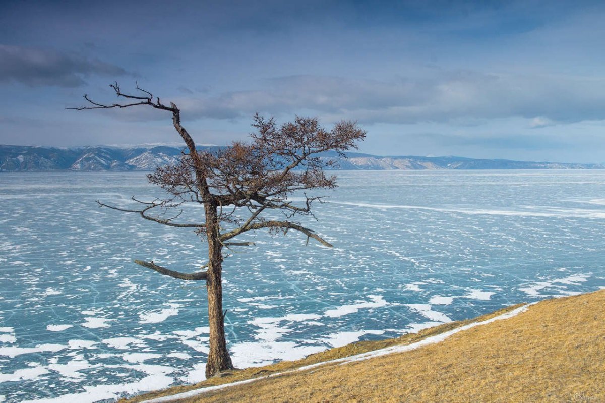 Озеро Байкал в марте