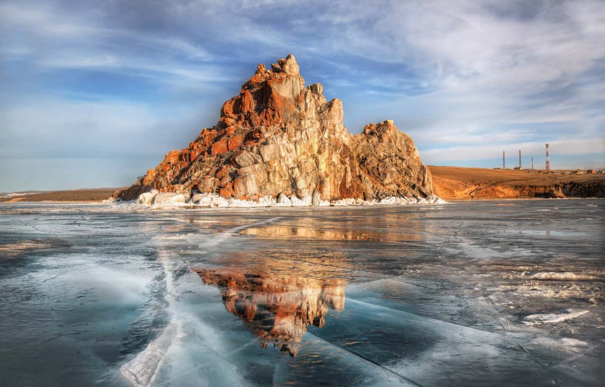 Скала Шаманка на Байкале зимой