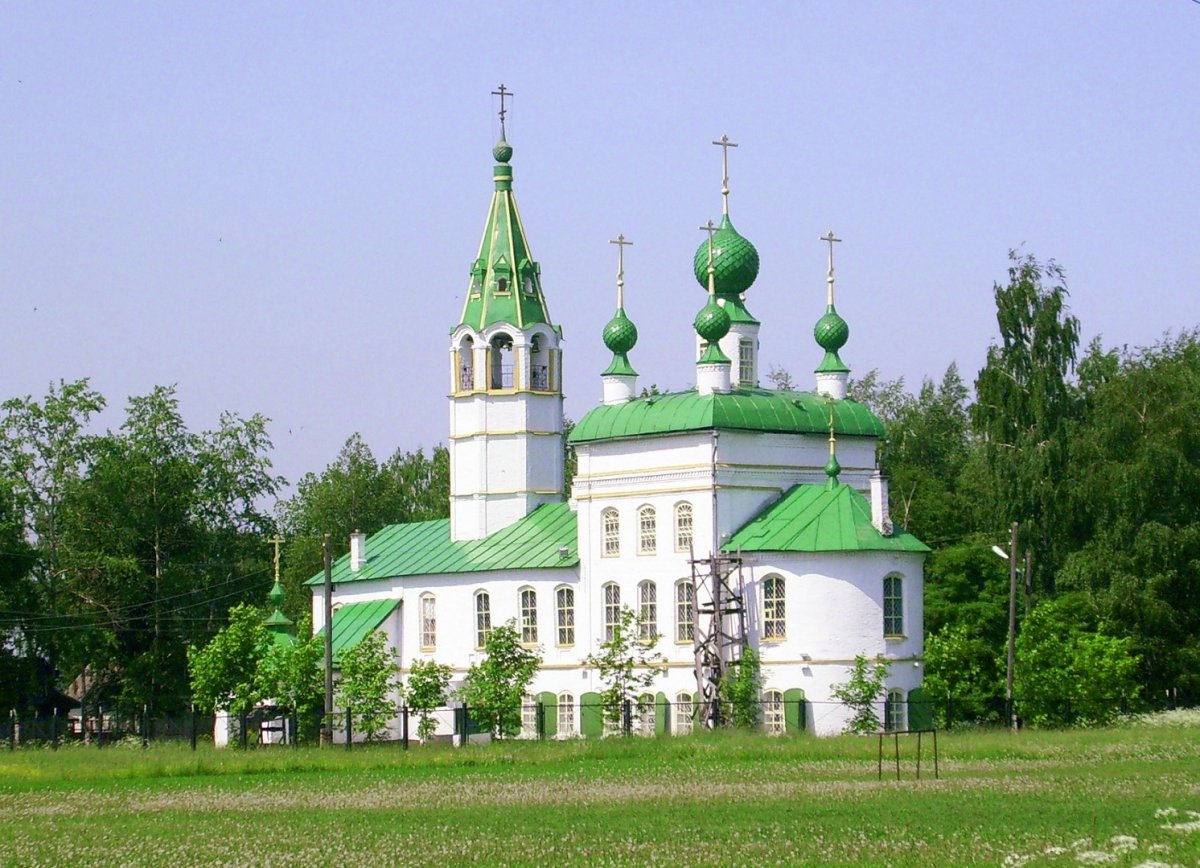 Церкви на берегу Волги в Ярославской области