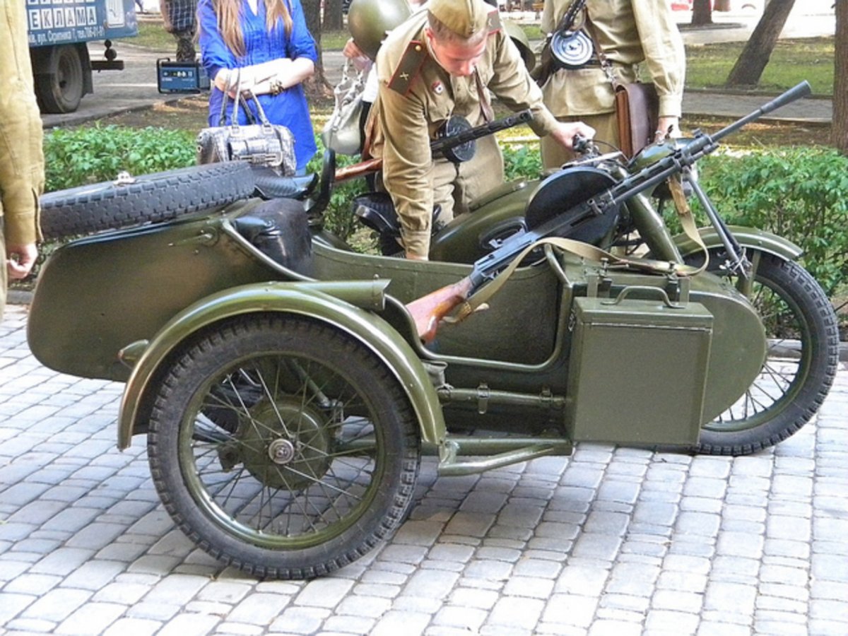 Мотоцикл Урал с коляской с пулеметом MG 42