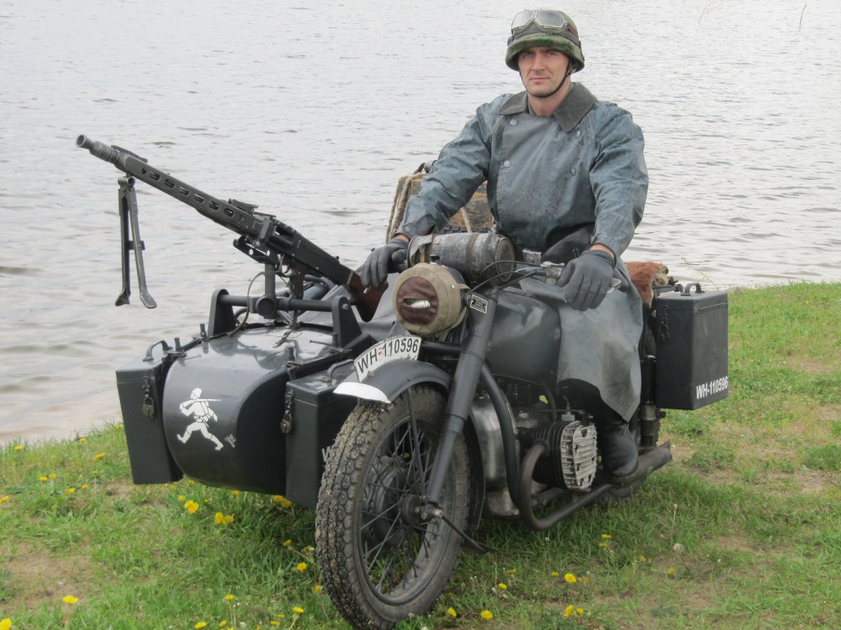 Немецкий мотоцикл с пулеметом