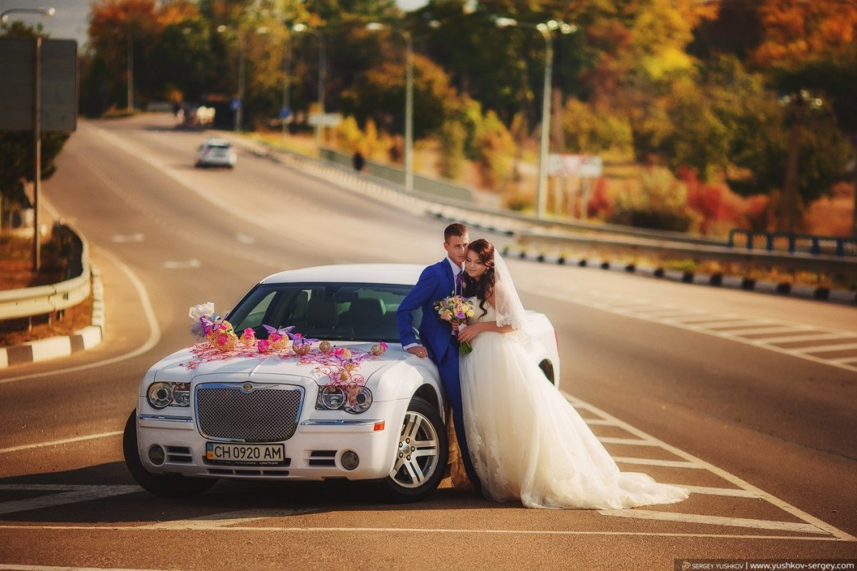 Жених и невеста возле машины