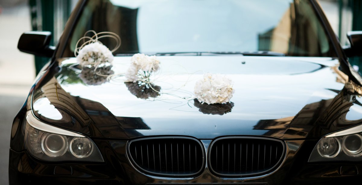 Свадебная машина БМВ белые цветы