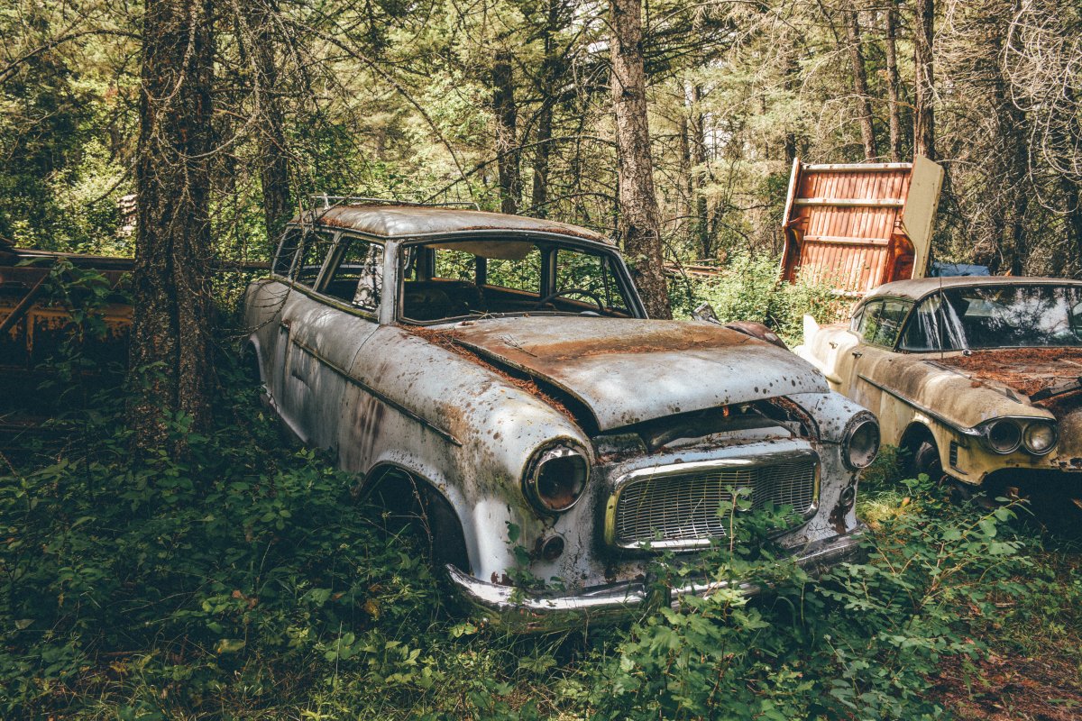 Кладбище машин Плимут в лесу