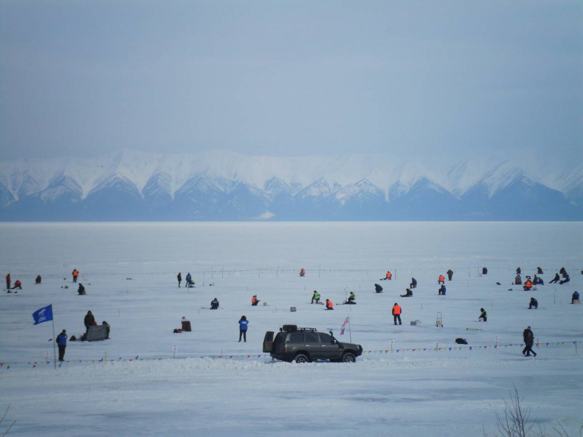 Рыбаки на льду Байкала