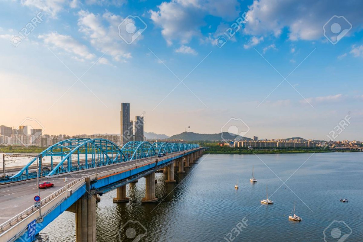 Река Ханган в Южной Корее и мост