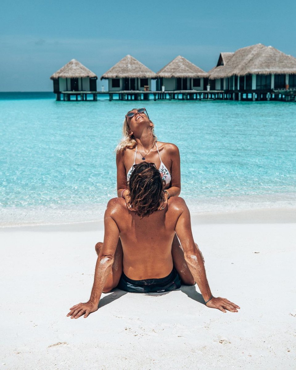 Мальдивы девушка на пляже