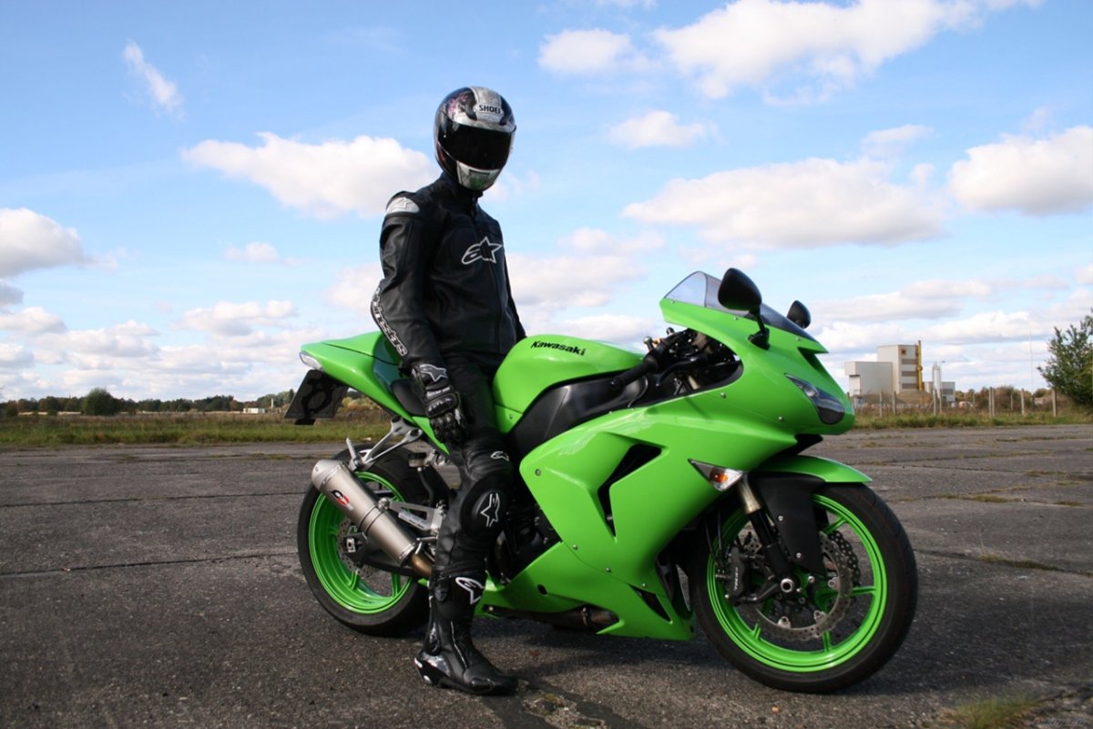 Мотоцикл Кавасаки зеленого цвета