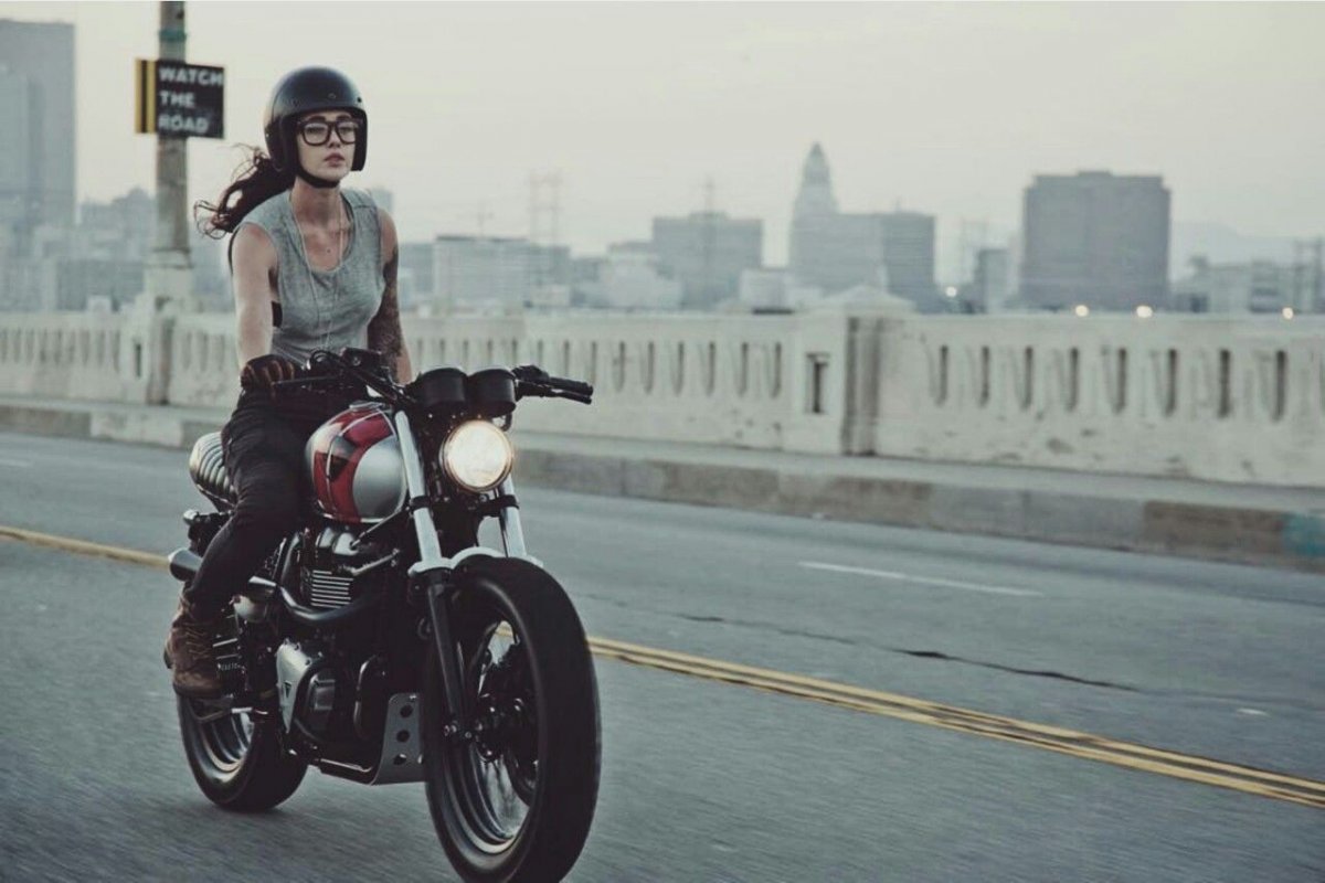 Девушка едет на мотоцикле
