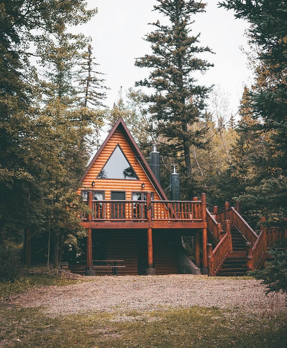 Маленький уютный домик в лесу