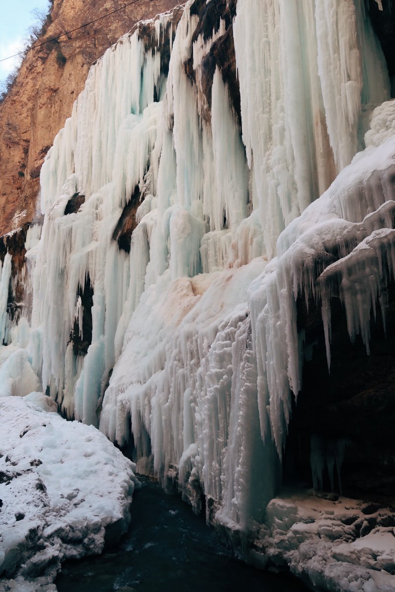 Замерзшие Чегемские водопады