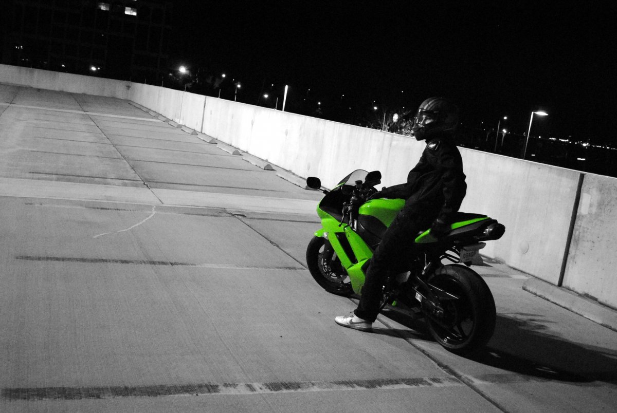 Парень в зеленом мотоцикле