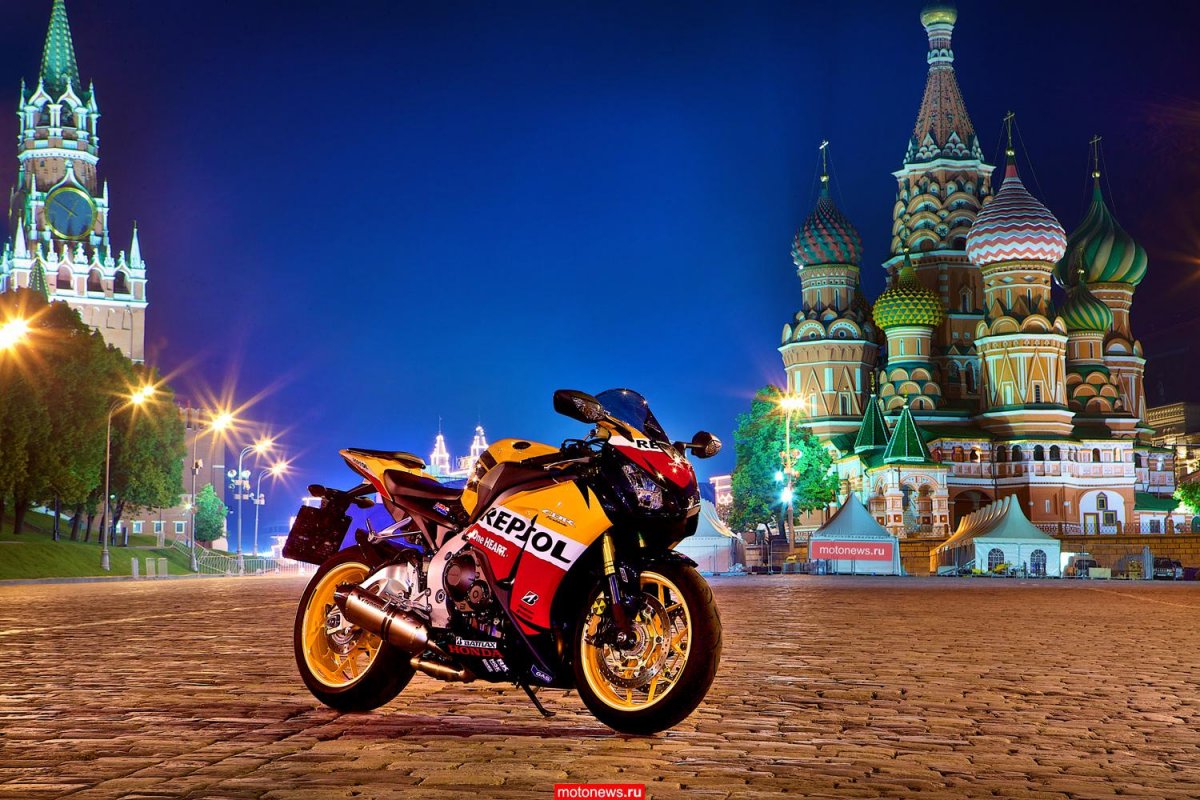 Мотоцикл на фоне города