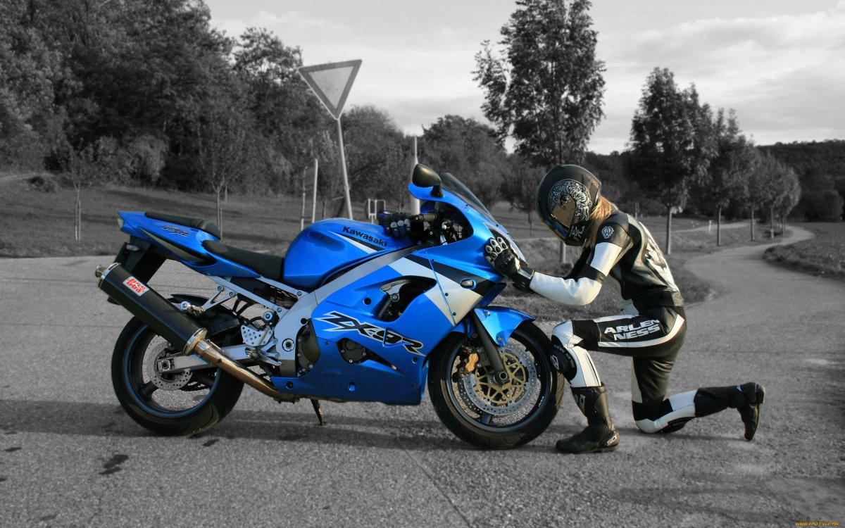 Девушка и мотоцикл Suzuki