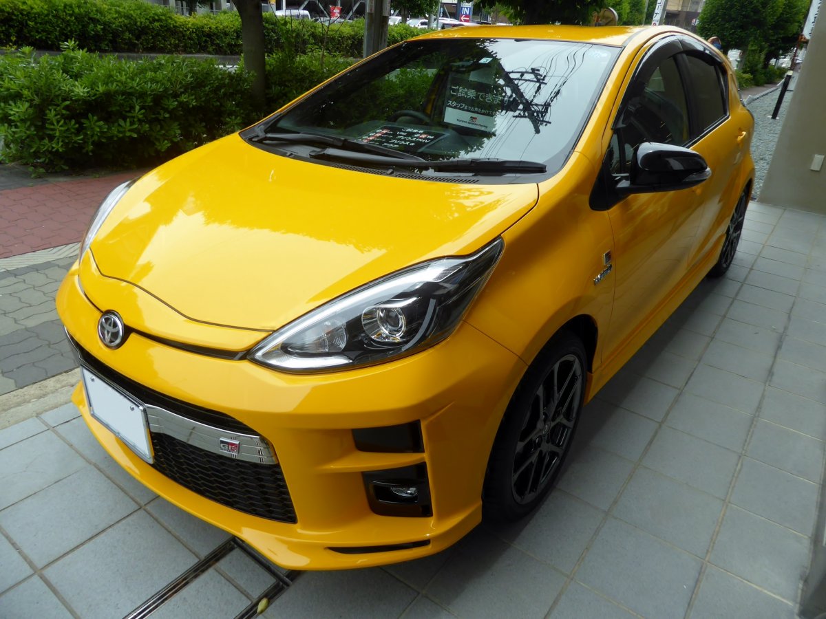 Toyota Camry желтая