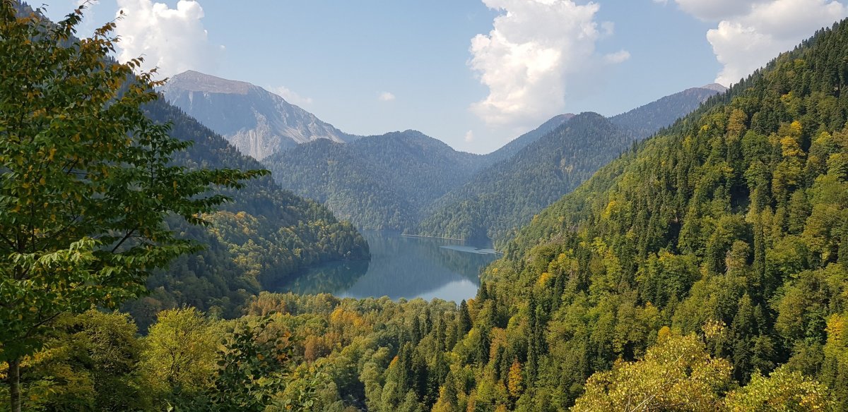 Изумрудное озеро в Абхазии