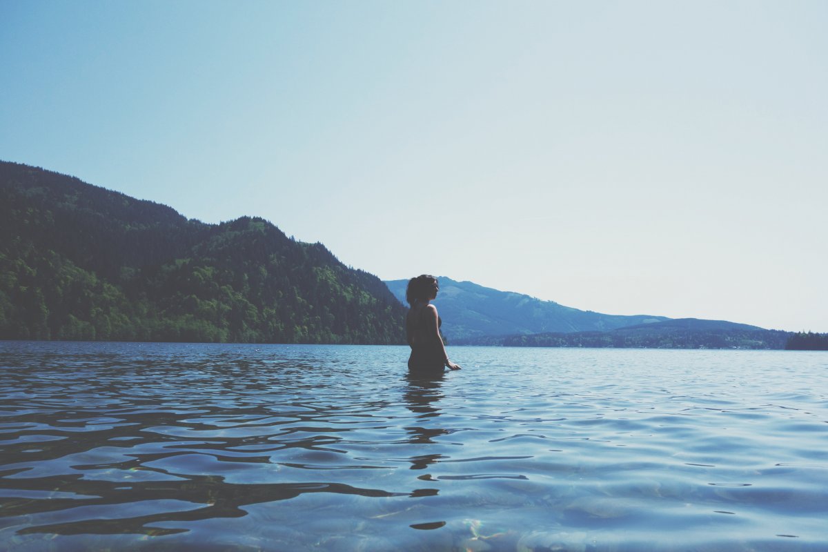 Девушка на озере со спины