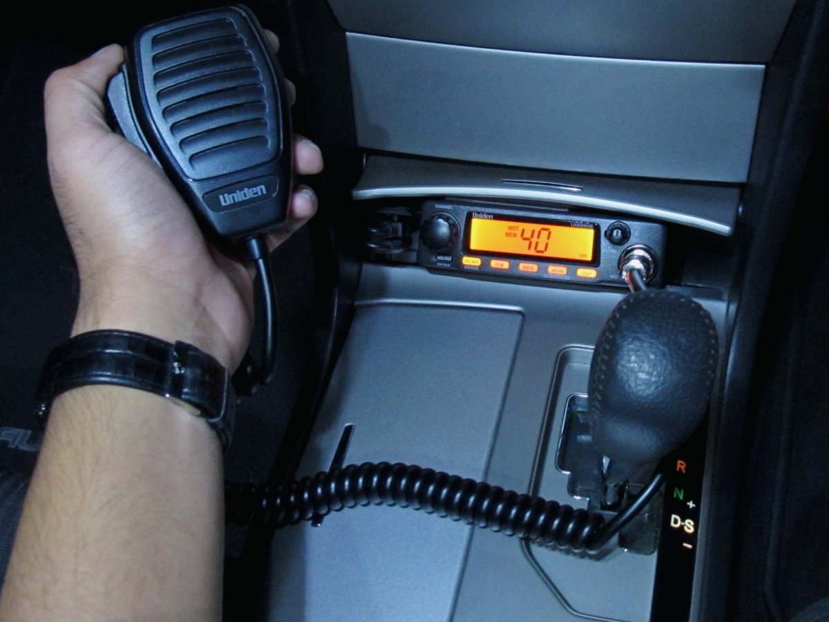 Крепление радиостанции в автомобиль