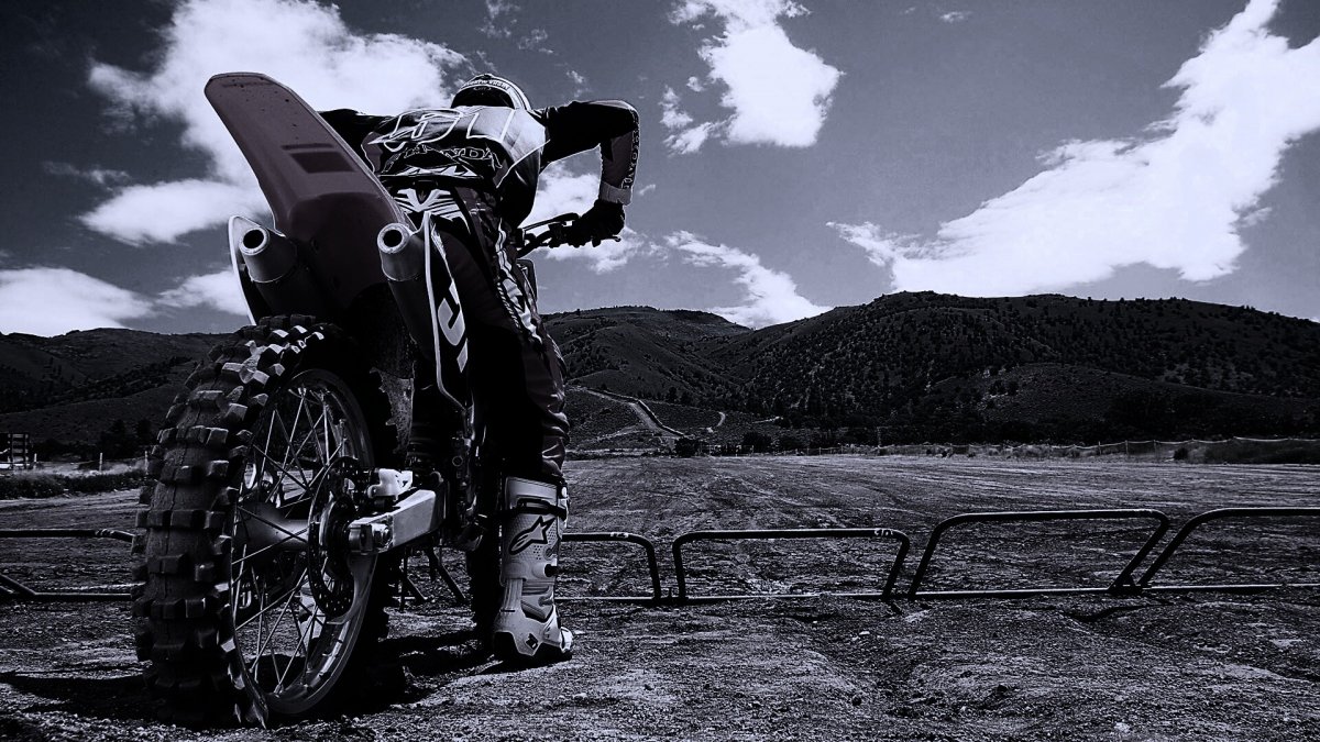 Кроссовый мотоцикл на черном фоне