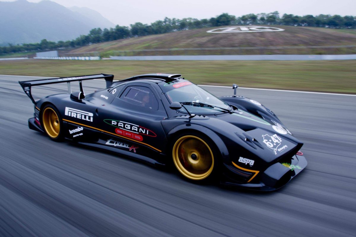 Машина Pagani Zonda r