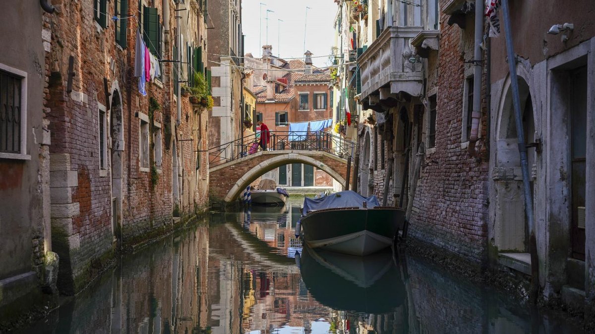 Река в венеции. Венеция зимой. Венеция река название. Города рядом с Венецией.