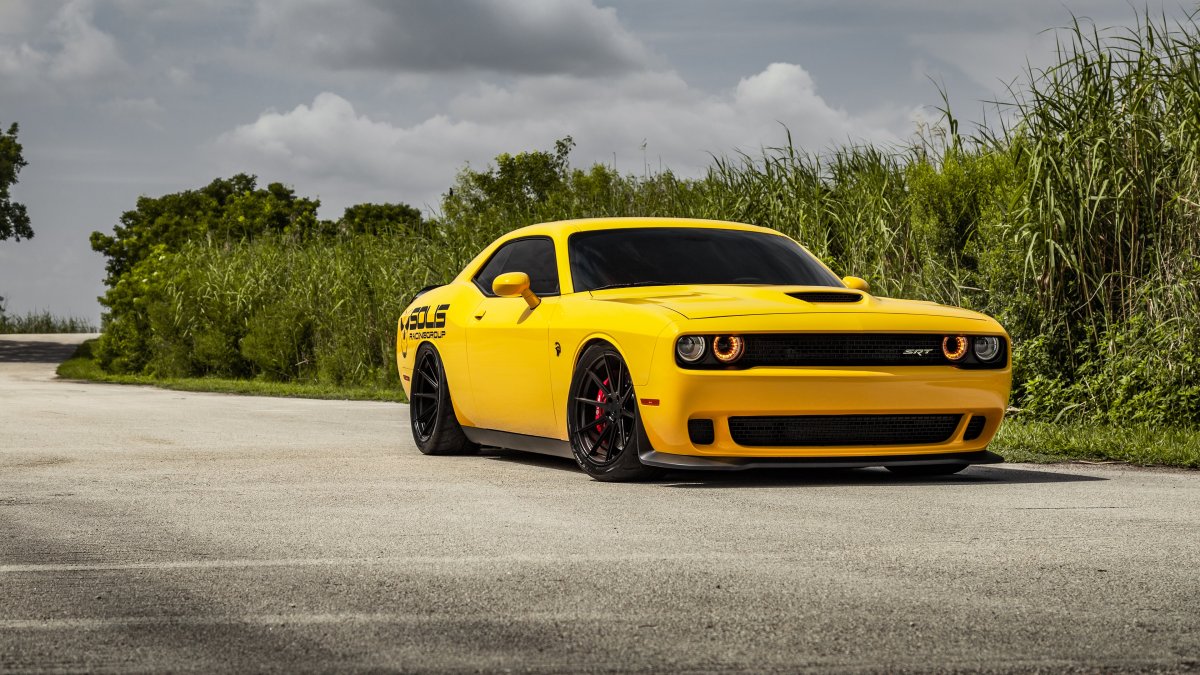 Dodge Challenger Demon желтый