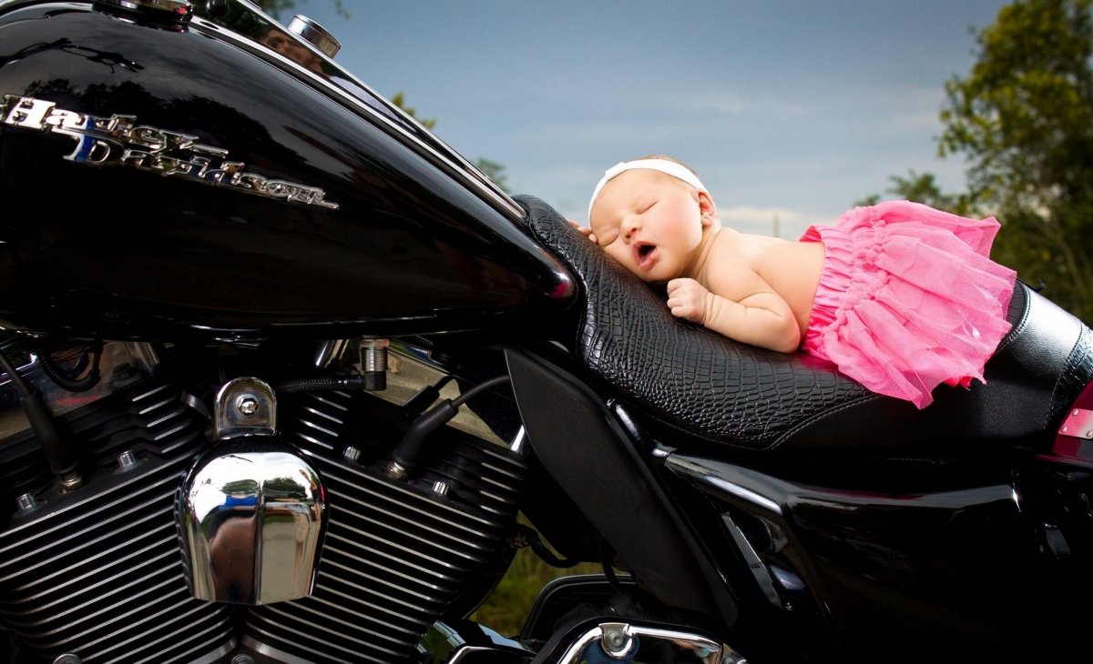 Малыш на мотоцикле