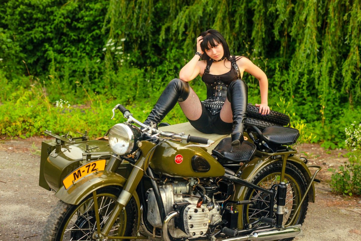 Красивые девушки заводят мотоцикл
