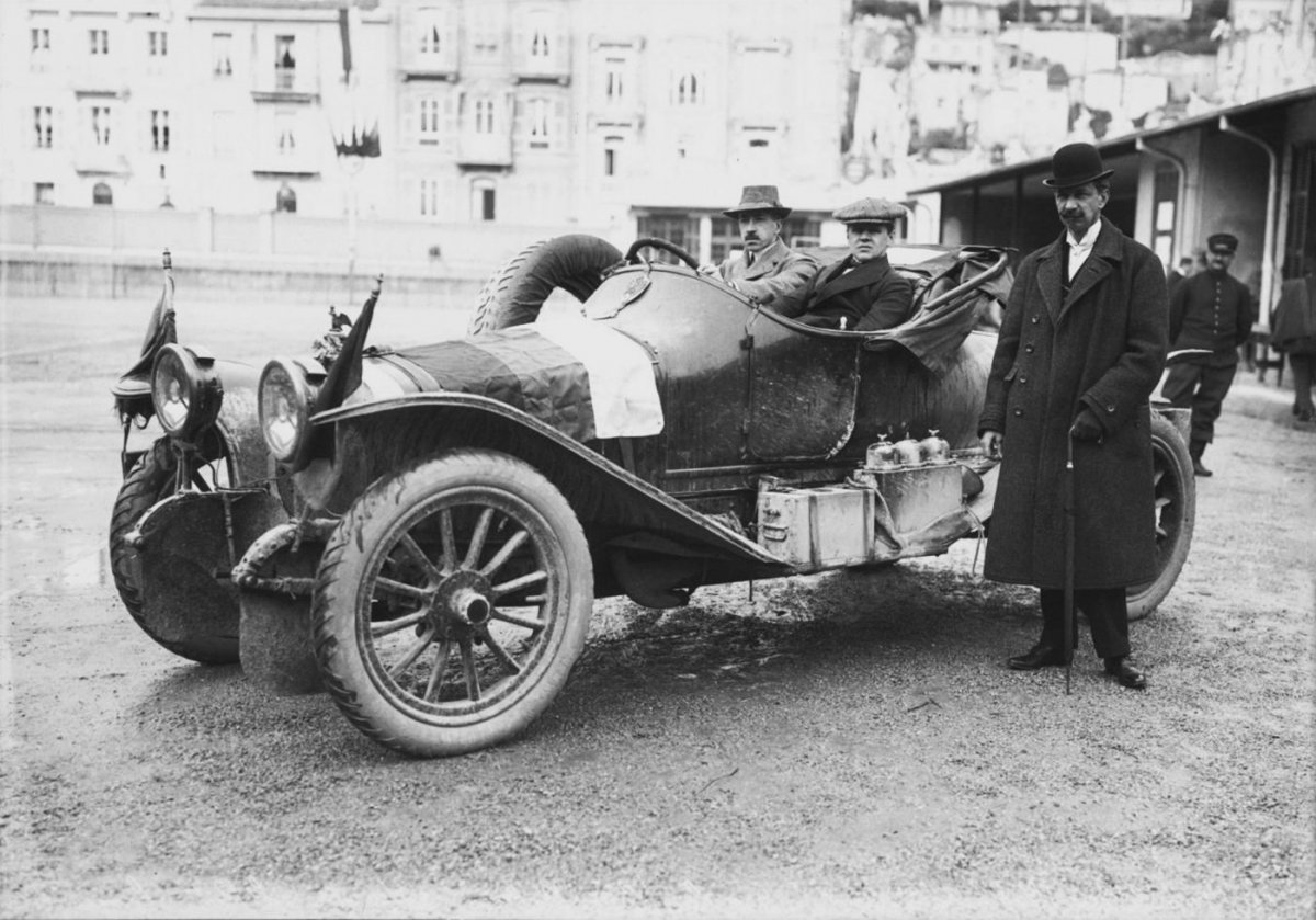 Первый автомобиль Мерседес 1901