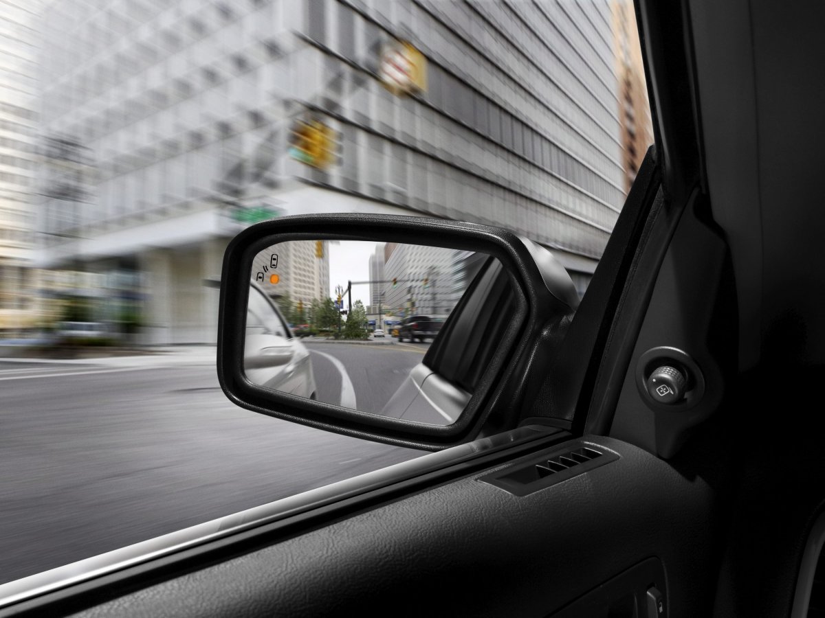 Отражение в зеркале авто