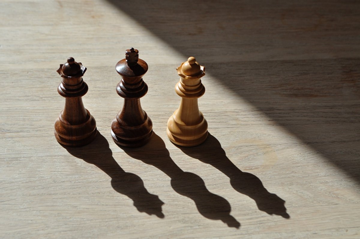 Шахматы «три фигуры против целой армии».