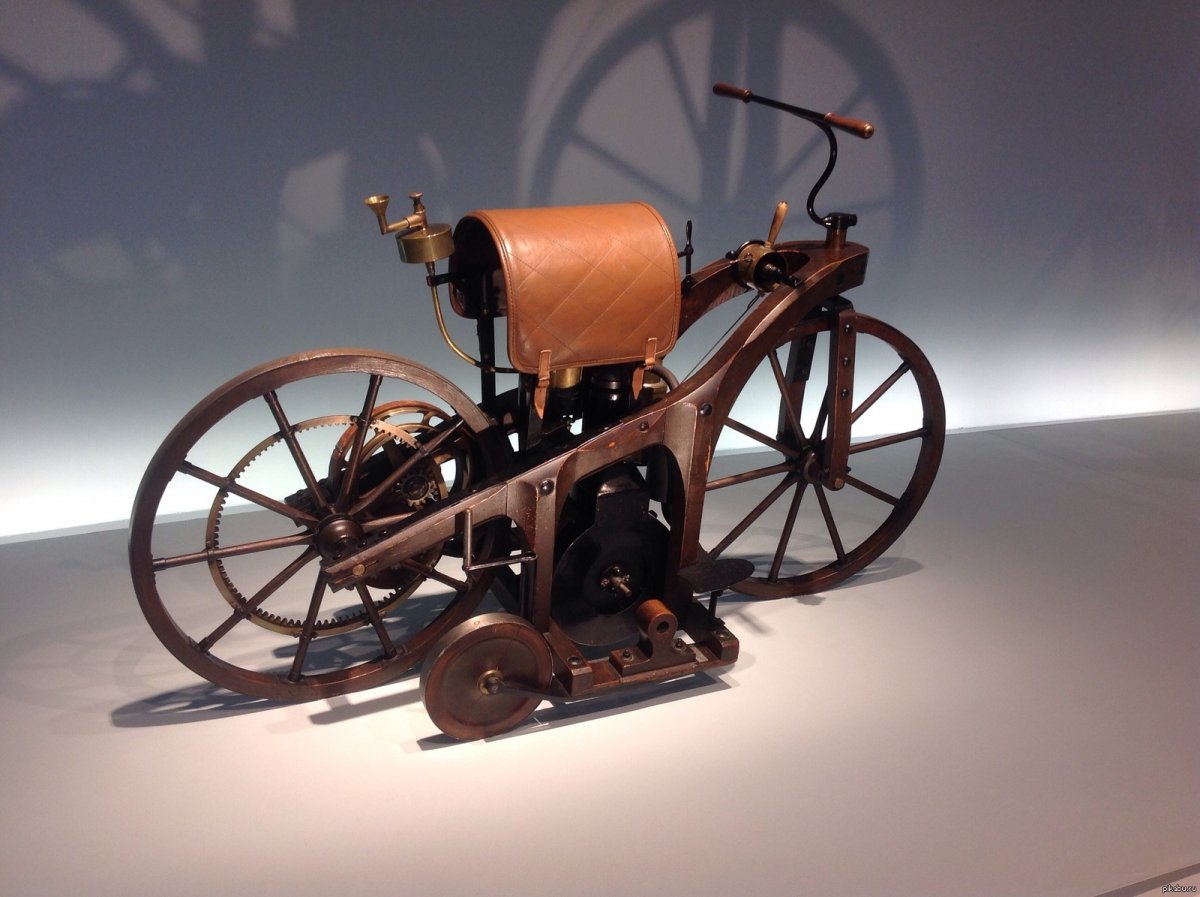 Самый первый мотоцикл 1885 года