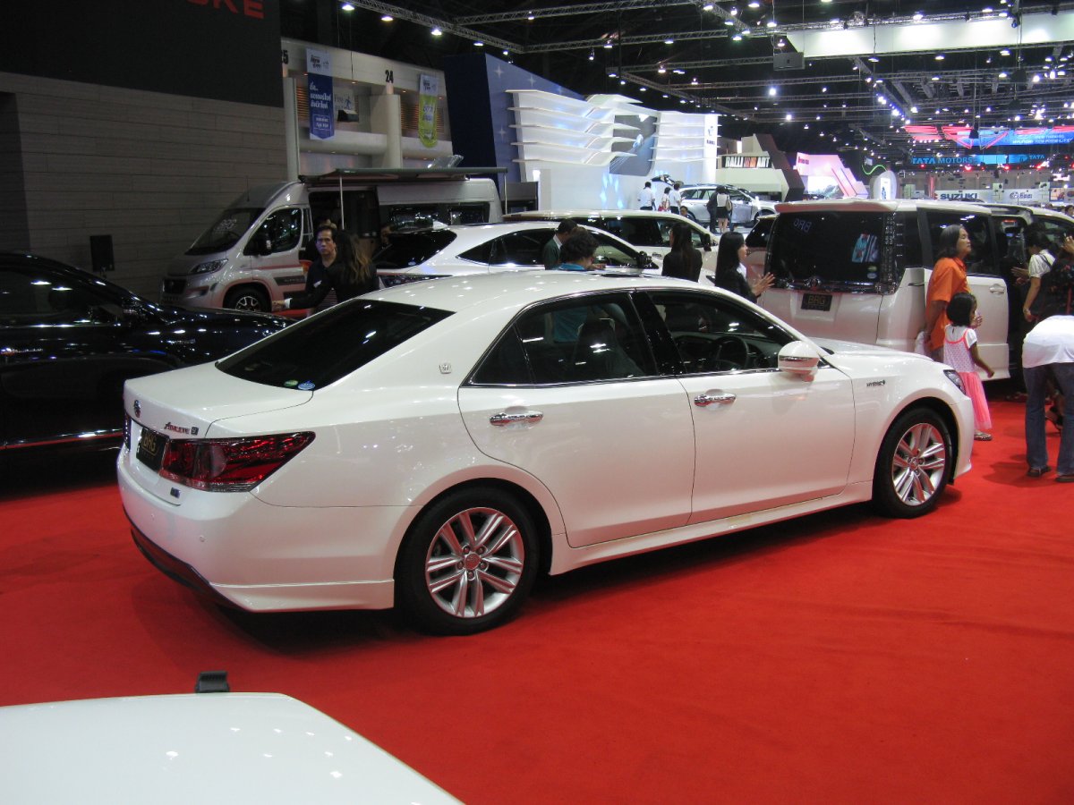 Toyota Crown Royal Saloon Hybrid