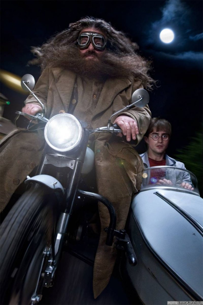 Гарри Поттер и Хагрид на мотоцикле