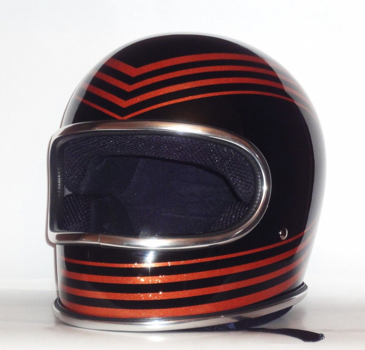 Старый шлем для мотоцикла
