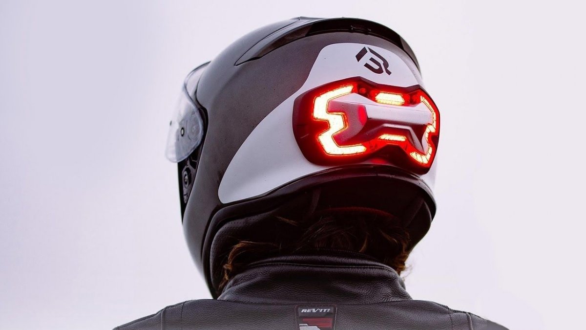 Шлем мотоциклиста будущего