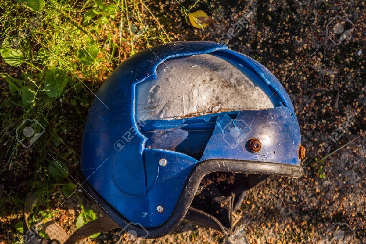 Разбитые мотоциклетные шлемы
