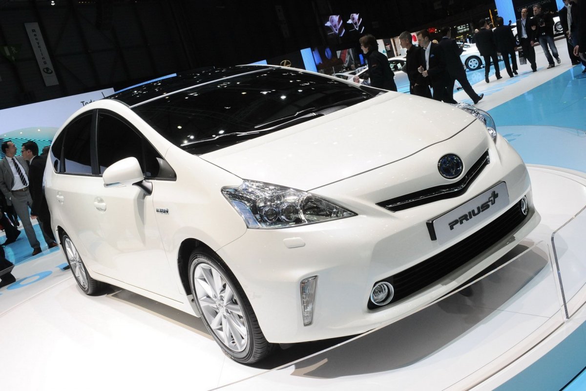 Toyota Prius гибрид Plus