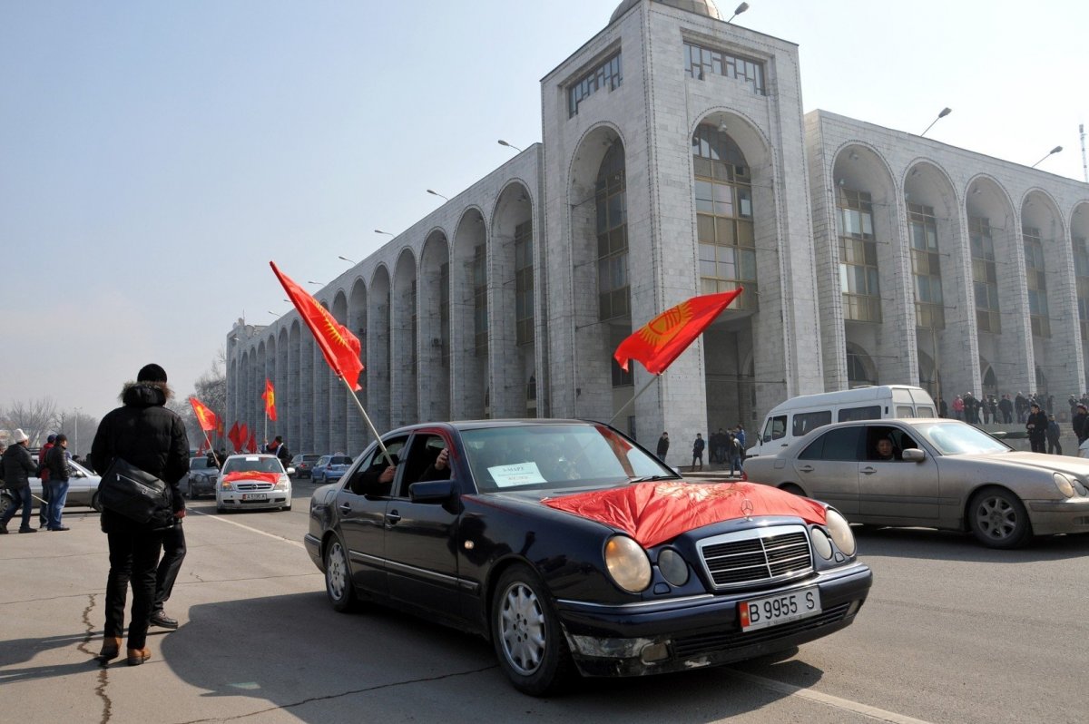 Машина с киргизским флагом