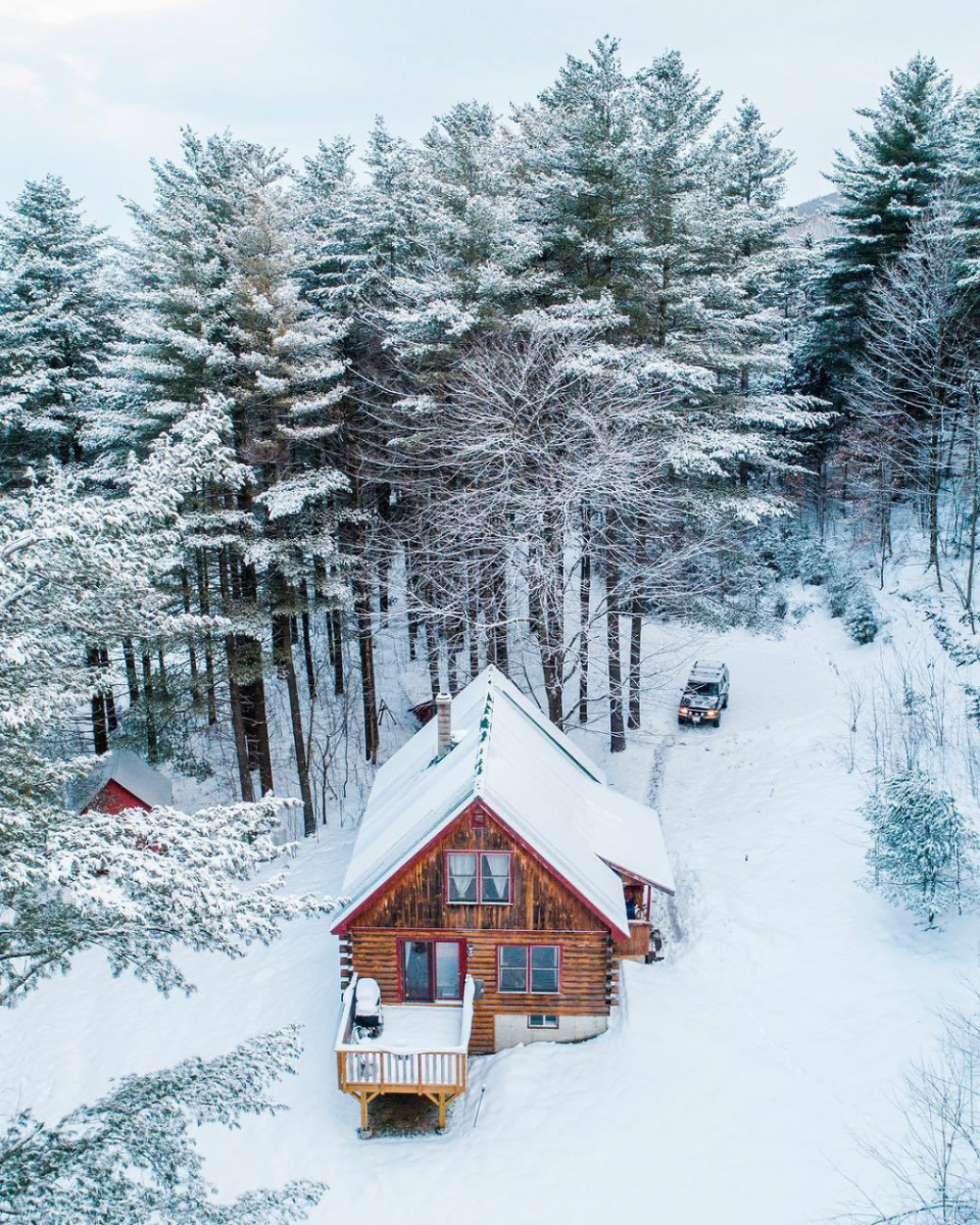 Дом лес снег