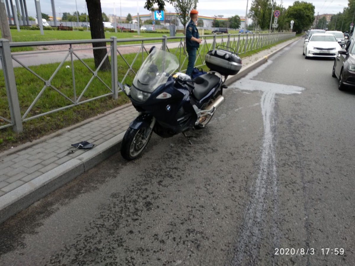 Авария мотоцикла на повороте
