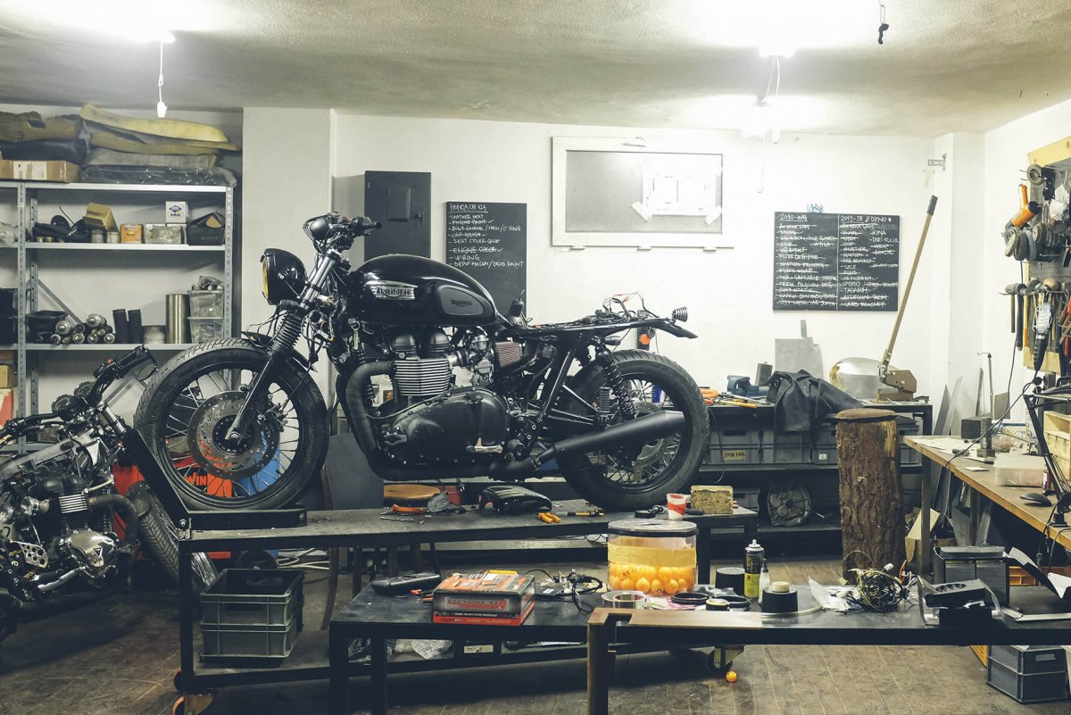 Мотоцикл Харлей Дэвидсон в гараже