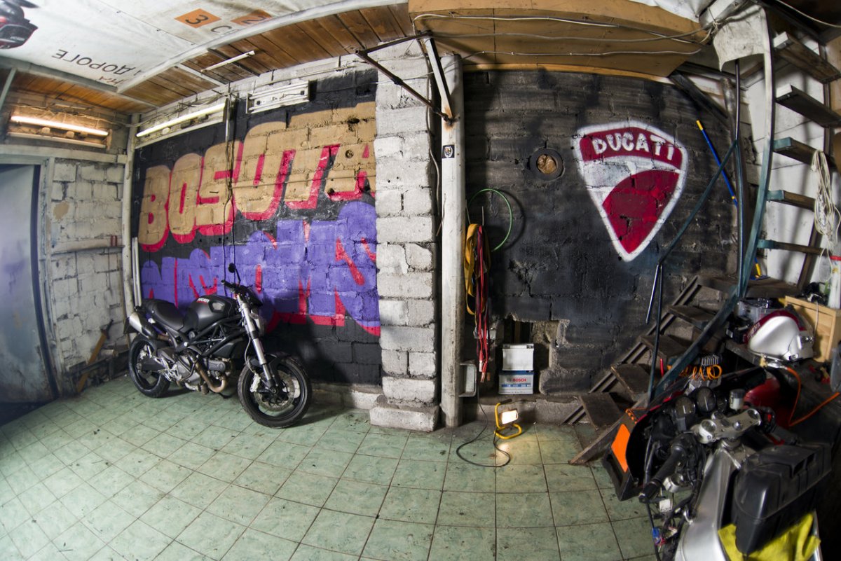 Фотосессия в гараже с мотоциклом