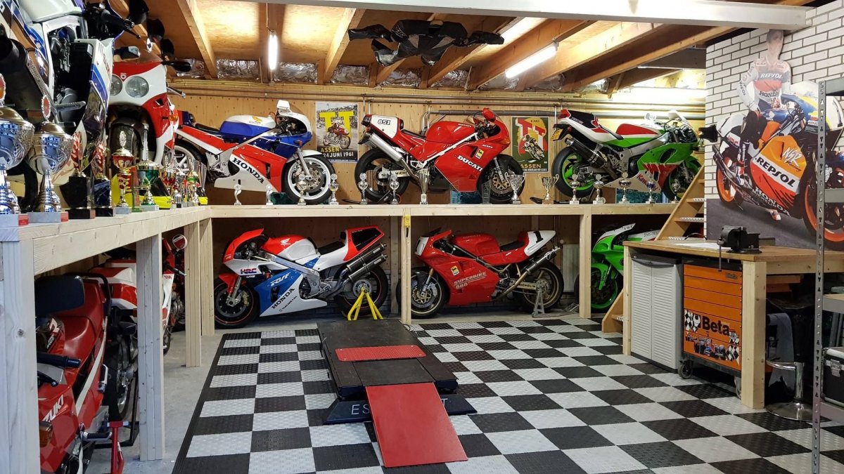 Мотоцикл БМВ В гараже